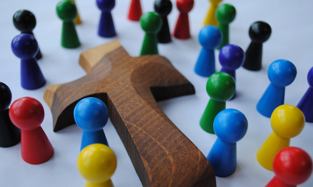 Kreuz inmitten von Spielfiguren